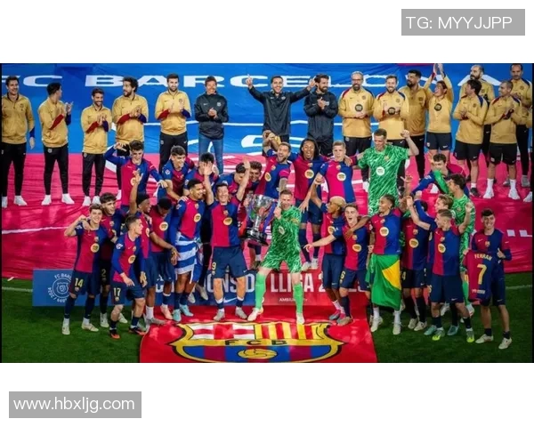 足球明星头顶奖杯的背后故事与荣耀时刻揭秘 足球明星头顶奖杯的背后故事与荣耀时刻揭秘